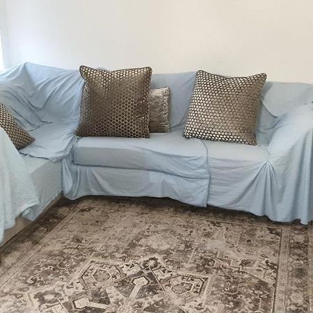 Lovely 2-Bedroom, 1 Bathroom Home, Sleeps 4 Лондон Экстерьер фото
