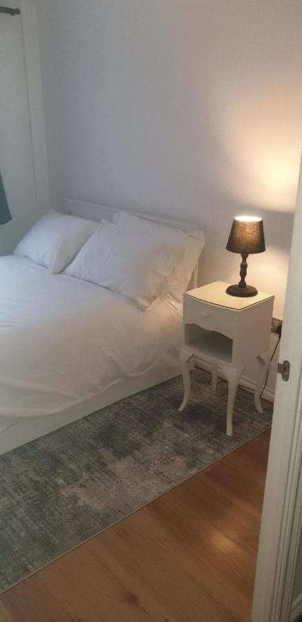 Lovely 2-Bedroom, 1 Bathroom Home, Sleeps 4 Лондон Экстерьер фото